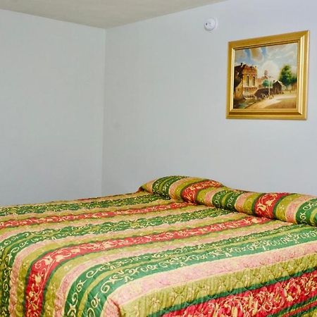 Red Carpet Motel By אונטריו מראה חיצוני תמונה