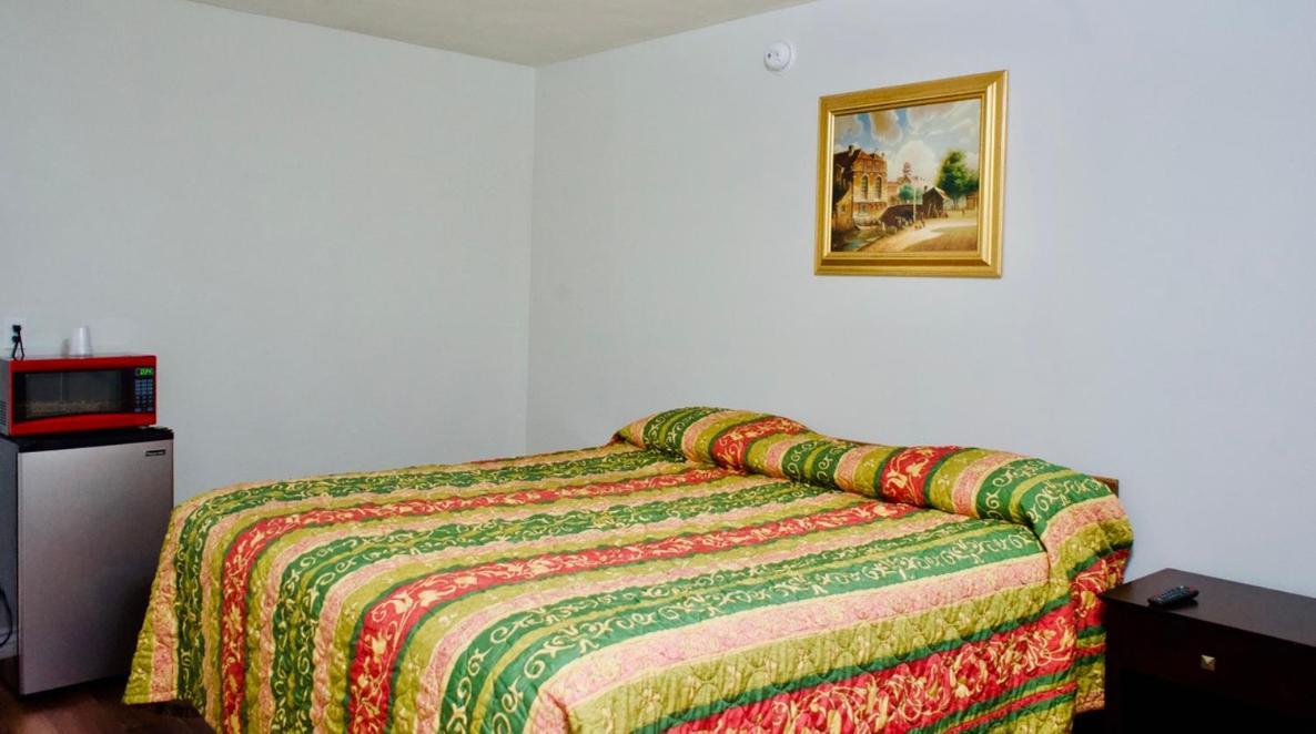 Red Carpet Motel By אונטריו מראה חיצוני תמונה